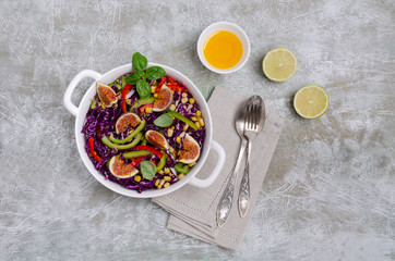 Salad of raw vegetables with figs