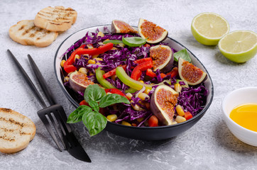 Salad of raw vegetables with figs