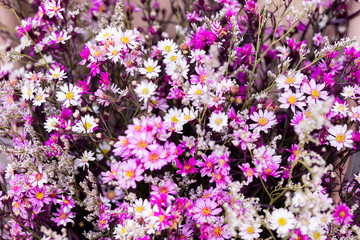 Obraz premium Selective focus, bunches of beautiful flowers bouquet in the market, bright mixed colorful flowers bouquet in vintage paper in florist shop