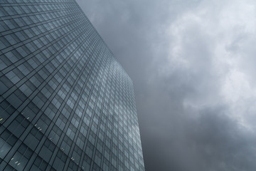 曇り空の下の超高層ビル