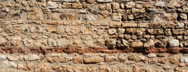 eine alte Stadtmauer
