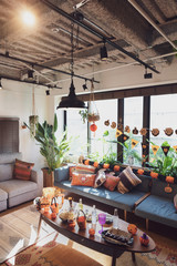 ハロウィンの飾りつけが施された部屋