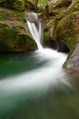 Obraz premium 小さな滝の美しい水の流れ