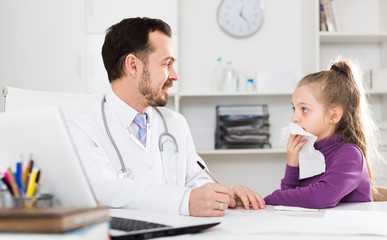 Obraz premium Male doctor and little girl