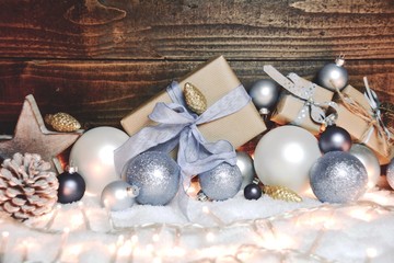 Weihnachten - Weihnachtsgeschenke mit Christbaumkugeln in blau und weiß