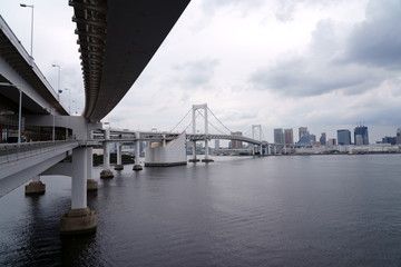 Obraz premium Tokyo Rainbow bridge under the cloudy sky