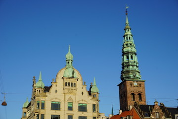 Türme der Stadt Kopenhagen, Dänemark vor blauen Himmel