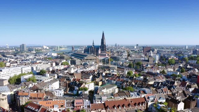 Flug &uuml;ber K&ouml;ln an einem sonnigen Tag 03