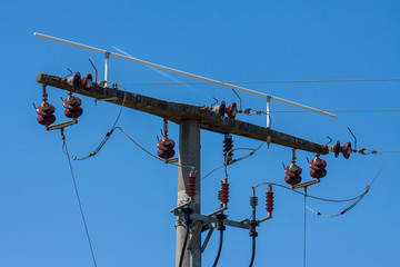 Strommast mit keramischen Isolatoren