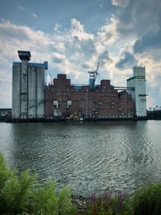 Naklejka premium Industrie-Klotz am Wasser