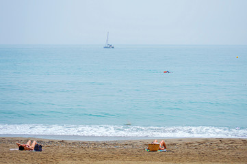 Mujeres tomando el sol en la playa de la Malagueta / Women sunbathing on Malagueta beach. Málaga