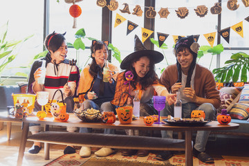 ハロウィンパーティーをする若者グループ
