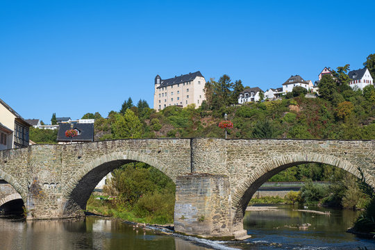 Die alte Steinbr&uuml;cke &uuml;ber die Lahn in Runkel/Deutschland und die Burd Schadek im Hintergrund