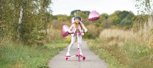 Roller fahren - Mädchen mit pink Roller