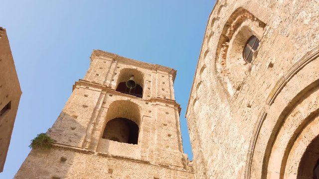 Gerace, un borgo pi&ugrave; bello d'Italia, in Calabria vicino la costa dei Gelsomini. Vista dei vicoli e delle chiese della citt&agrave;