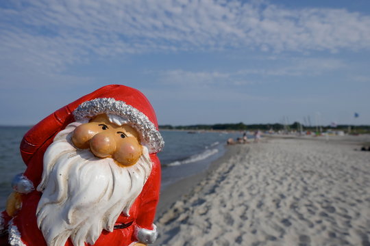 Christmas Garden Gnome. Santa Claus Looks Around The Corner. Christmas By The Sea.