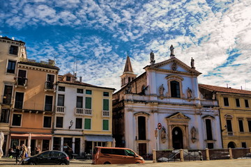 altstadt von vicenza mit santa maria dei servi, italien