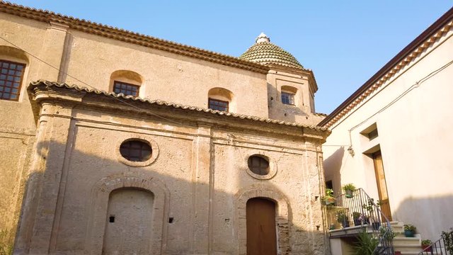 Gerace, un borgo pi&ugrave; bello d'Italia, in Calabria vicino la costa dei Gelsomini. Vista dei vicoli e delle chiese della citt&agrave;