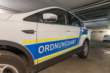 Ein Auto vom Ordnungsamt in einer Tiefgarage