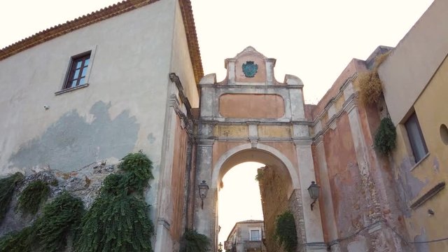 Gerace, un borgo pi&ugrave; bello d'Italia, in Calabria vicino la costa dei Gelsomini. Vista dei vicoli e delle chiese della citt&agrave;
