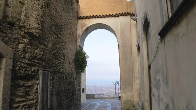Gerace, un borgo pi&ugrave; bello d'Italia, in Calabria vicino la costa dei Gelsomini. Vista dei vicoli e delle chiese della citt&agrave;