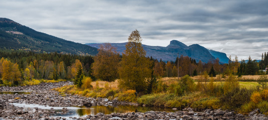 Masyw górski w okolicach Hemsedal w regionie, gminie Buskerud w Norwegii