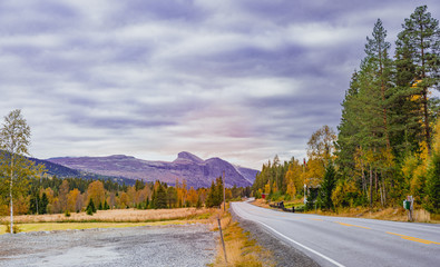 Masyw górski w okolicach Hemsedal w regionie, gminie Buskerud w Norwegii © Dreamnordno