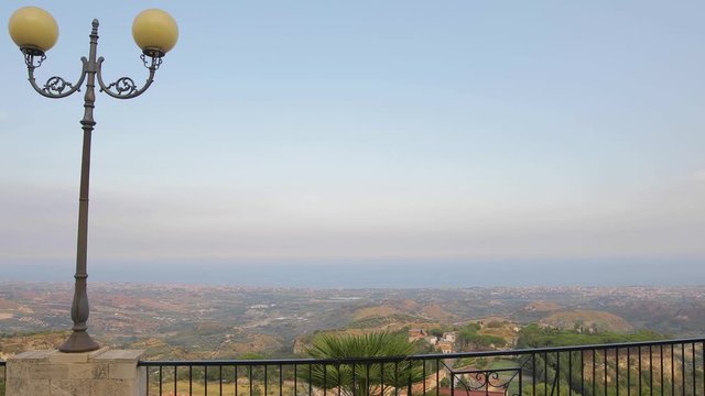 Gerace, un borgo pi&ugrave; bello d'Italia, in Calabria vicino la costa dei Gelsomini. Vista dei vicoli e delle chiese della citt&agrave;