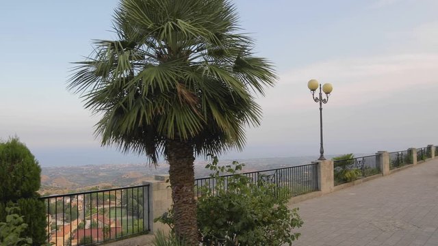 Gerace, un borgo pi&ugrave; bello d'Italia, in Calabria vicino la costa dei Gelsomini. Vista dei vicoli e delle chiese della citt&agrave;