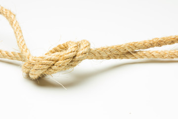 Nudo sencillo sobre fondo blanco