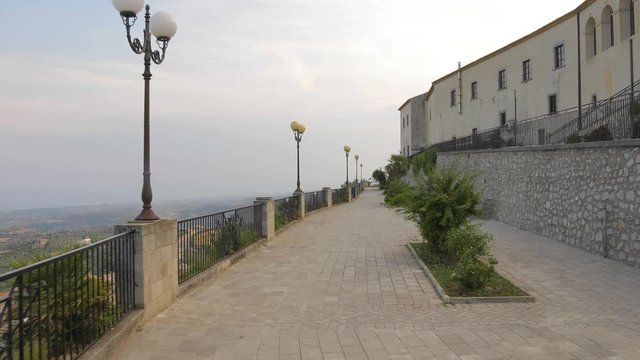 Gerace, un borgo pi&ugrave; bello d'Italia, in Calabria vicino la costa dei Gelsomini. Vista dei vicoli e delle chiese della citt&agrave;