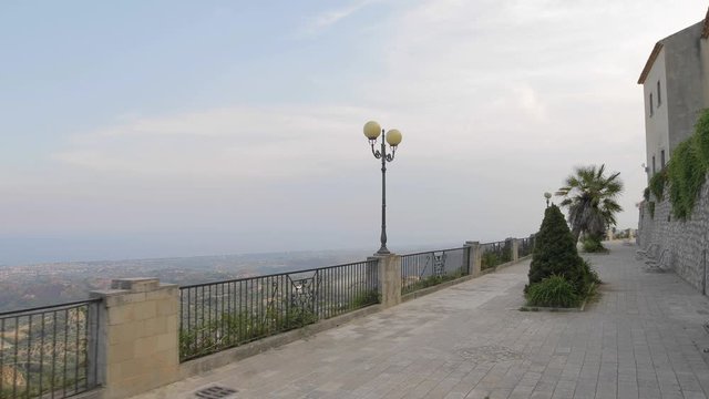 Gerace, un borgo pi&ugrave; bello d'Italia, in Calabria vicino la costa dei Gelsomini. Vista dei vicoli e delle chiese della citt&agrave;