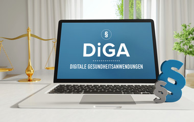DiGA (Digitale Gesundheitsanwendungen) – Recht, Gesetz, Internet. Laptop im Büro mit Begriff auf dem Monitor. Paragraf und Waage. .
