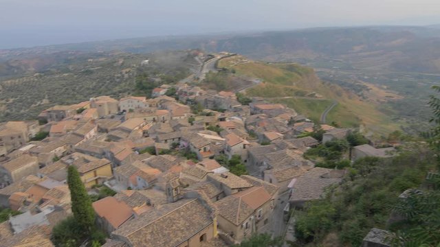 Gerace, un borgo pi&ugrave; bello d'Italia, in Calabria vicino la costa dei Gelsomini. Vista dei vicoli e delle chiese della citt&agrave;