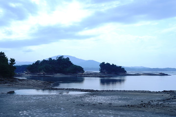 秋の夕暮れ時の静かな海辺