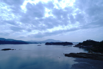 秋の夕暮れ時の静かな海辺