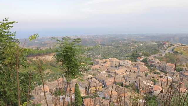 Gerace, un borgo pi&ugrave; bello d'Italia, in Calabria vicino la costa dei Gelsomini. Vista dei vicoli e delle chiese della citt&agrave;