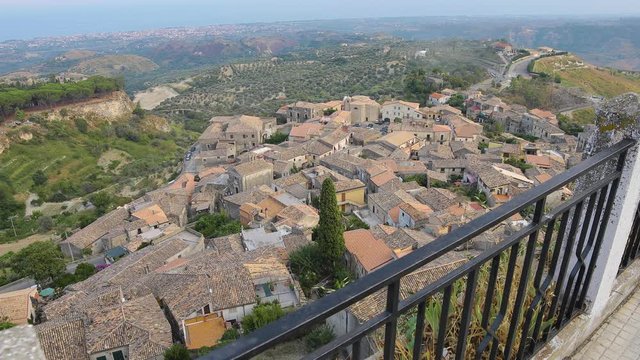 Gerace, un borgo pi&ugrave; bello d'Italia, in Calabria vicino la costa dei Gelsomini. Vista dei vicoli e delle chiese della citt&agrave;