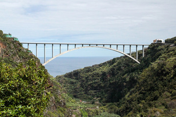 Fototapeta na wymiar Betonbogenbrücke Puente de Los Tilos