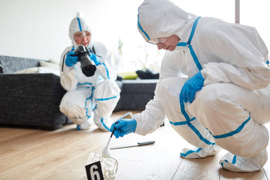 Kriminaltechniker der Polizei untersuchen Tatort