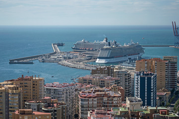 Cruceros en el puerto de Málaga / Cruises in the port of Malaga