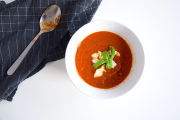 Zupa krem z pomidorów z mozzarellą i bazylią. - obrazy, fototapety, plakaty