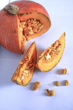 Kawałki dyni z pestkami.