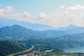 Vista dall'alto delle montagne e del lago e della città di Lugano da Cademario, paesaggi e natura