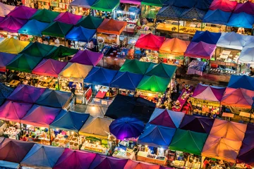 Keuken foto achterwand Bangkok Treinavondmarkt in Ratchadapisek Bangkok