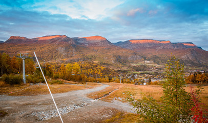 Widok na szczyty górskie w Hemsedal z ośrodka narciarskiego w norweskim regionie Buskerud późnym latem, wczesną jesienią, wrzesień