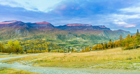 Widok na szczyty górskie w Hemsedal z ośrodka narciarskiego w norweskim regionie Buskerud późnym latem, wczesną jesienią, wrzesień © Dreamnordno