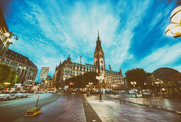 Naklejka premium HAMBURG, GERMANY - JULY 20, 2016: Night view of Hamburg Rathaus, Germany