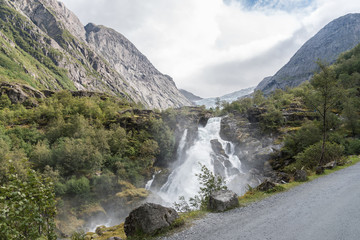 Fototapeta na wymiar Briksdalbreen Wasserfälle, Norwegen