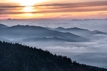 群馬県・草津町 夏の渋峠の雲海と朝日の風景